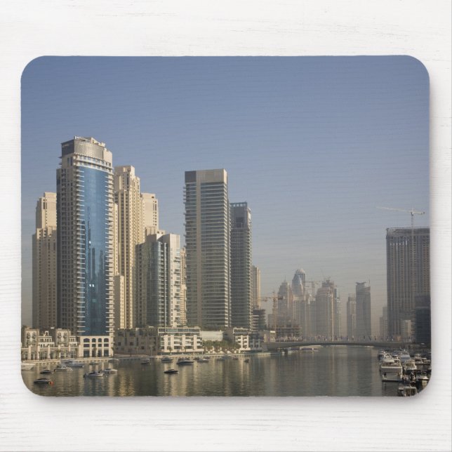 UAE, Dubai. Marina torn med båtar på ankarplats. Musmatta (Framsidan)