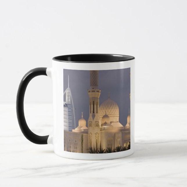 UAE, Dubai. Moské på kvällen med Burj al-araben Mugg (Vänster)