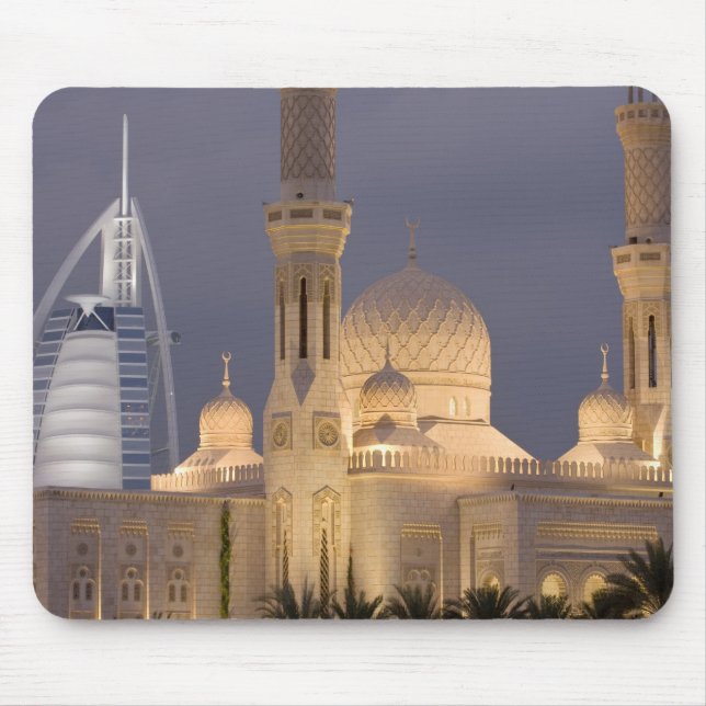 UAE, Dubai. Moské på kvällen med Burj al-araben Musmatta (Framsidan)