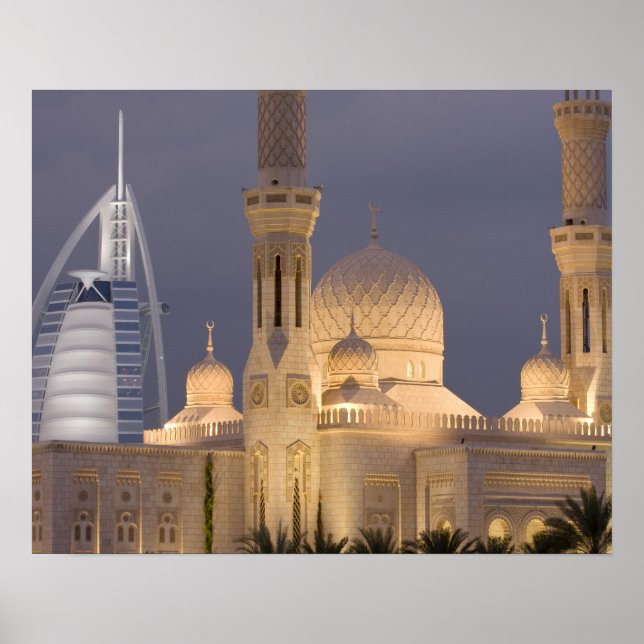 UAE, Dubai. Mosque på kvällen med Burj al Arab Poster (Framsidan)