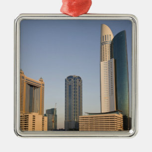 UAE, Dubai. Park Ställe Torn och andra Julgransprydnad Metall