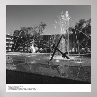 UCSD Studenter och Fontän av Ansel Adams Poster