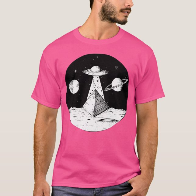 Ufo Abducera en pyramid med stjärnplaneter i T Shirt (Framsida)