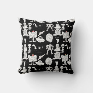 UFO, Alien, Bigfoot Cryptid Birthday Kudde