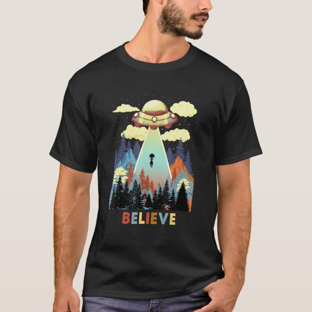 Ufo Flies Saucer vi tror på Utomjordingar Rymden T Shirt (Framsida)