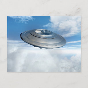 UFO flyger genom grumlig himlar. Vykort