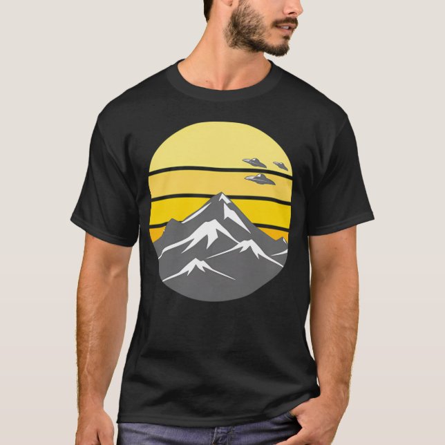 Ufo Ovanför Berg T Shirt (Framsida)