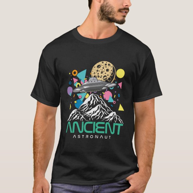 Ufo Planets - underliga astronaut-bergen T Shirt (Framsida)