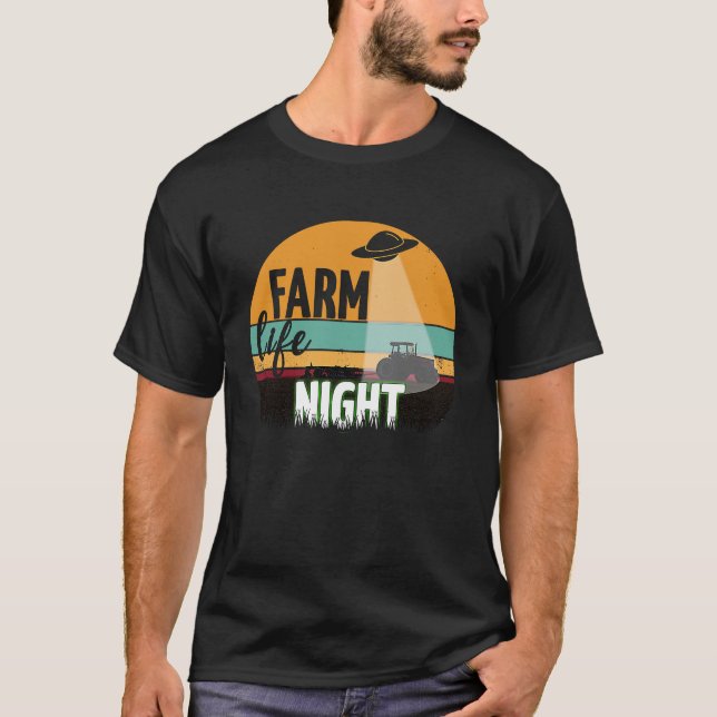 UFO Work Farm Life at Night Farming Tractor Farmer T Shirt (Framsida)