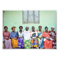 Ugandas landsbygdskvinnor i traditionella kläder