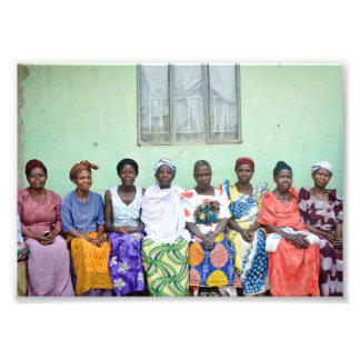 Ugandas landsbygdskvinnor i traditionella kläder fototryck