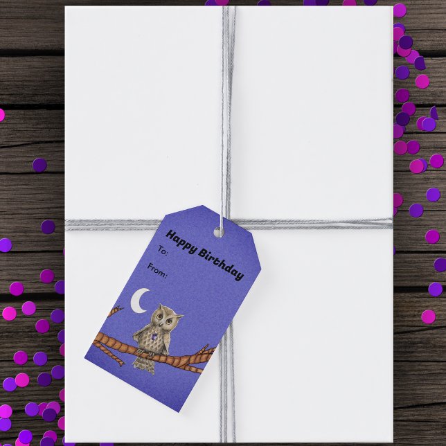 Uggla på Gren Guld Ögon Crystal Necklace Lila Presentetikett (Tan owl gold eyes purple crystal necklace on branch crescent moon on misty purple birthday gift tag.)