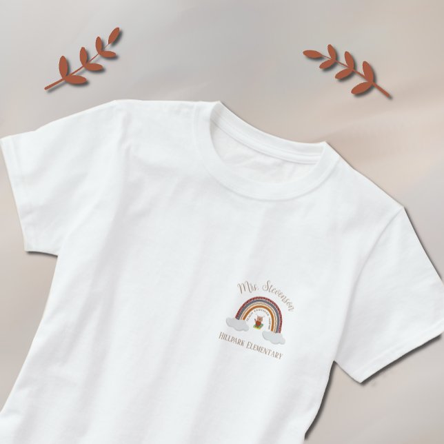 Uggla & Rainbow Teacher T-Shirt med School Namn (Skapare uppladdad)