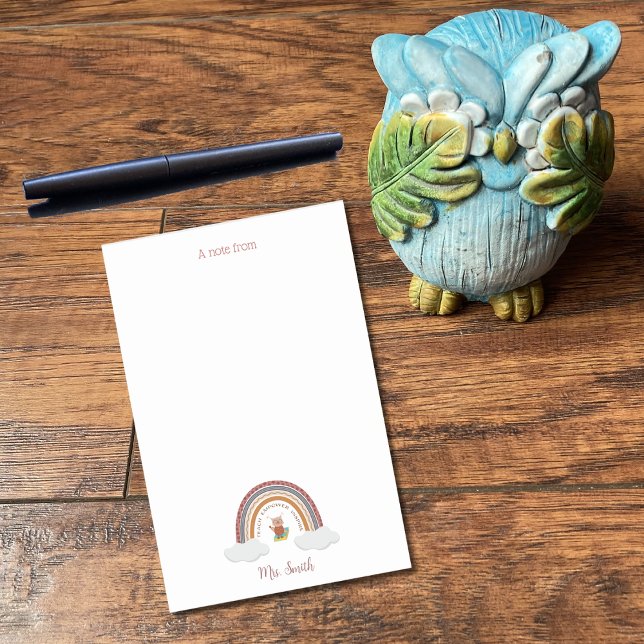 Uggla under en regnbåge lärarens anteckningar post-it block (Skapare uppladdad)