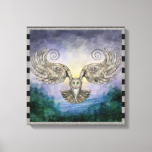 Uggla under flygning över Gräs-skogen vid gryninge