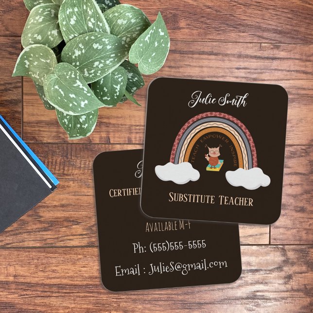 Uggla under kontaktkort för Rainbow Supportlärare Fyrkantigt Visitkort (Owl under a rainbow faux chalkboard substitute teacher business cards)