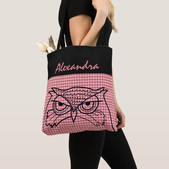 Ugglefågelritning Cool Pink Tartan Modern Monogram Tygkasse (Närbild)