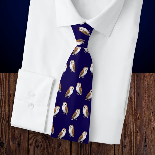 Ugglor i marinblått mönster Vilda djur tema Slips (A stylish tie with pattern of barn owls on a dark midnight blue background)