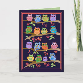 Ugglor på för textfödelsedag för grenar gulligt kort