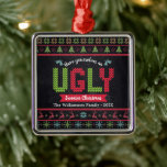 Ugly Sweater jul Nordic Sticka Chalkboard Roligt Julgransprydnad Metall<br><div class="desc">"Ha en ful sötare jul." Hjälp till att dekorera träd i "stil" med den här unika, roligt helgdag premiär-ornamenten silver metall! Den nordiska sticka-mässen är mönster i det vita träd, renar, prydnadsföremål, tillsammans med lekfull "sweater"-typografi i rött, grönt och akvblått, täcker över en kritbakgrund. Känn julhelgens värme och glädje när...</div>