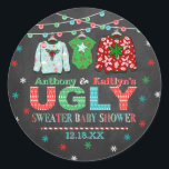 Ugt sötare jul - babyskal runt klistermärke<br><div class="desc">Fira i stil med trendigets babybollar. Utformningen är enkel att anpassa med din egen formulering och din familj och dina vänner blir glada när de ser dessa fantastiska klistermärken.</div>