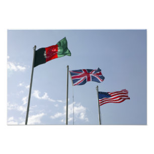 UK sjunker mellan den afghanska och US-flaggor Fototryck