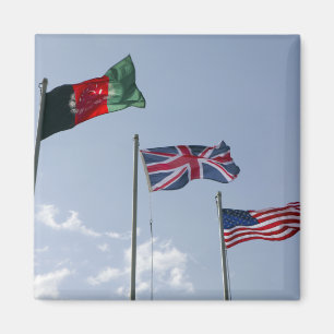 UK sjunker mellan den afghanska och US-flaggor Magnet