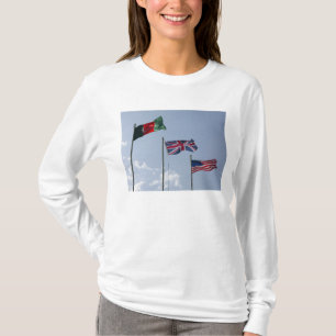 UK sjunker mellan den afghanska och US-flaggor T Shirt