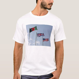UK sjunker mellan den afghanska och US-flaggor Tee Shirt