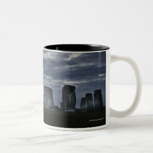 UK Stonehenge som är scenisk beskådar på grynin Två-Tonad Mugg