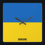 Ukraina Flagga Dazzling Patriotic Fyrkantig Klocka<br><div class="desc">Ukrainas Flagga Dazzling Patriotic Square Wall Clock i färg och inslag i Ukrainas nationella flagga som täcker framsidan av klockan. Flagga kompletteras med texten "Ukraina" på grund. Anpassadet Text är fullt ut med funktionen "Anpassa den!". Du kan ändra den, ta bort den eller lägga till en egen. Den här charmerande...</div>
