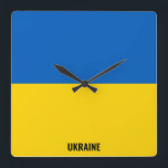 Ukraina Flagga Dazzling Patriotic Fyrkantig Klocka<br><div class="desc">Ukrainas Flagga Dazzling Patriotic Square Wall Clock i färg och inslag i Ukrainas nationella flagga som täcker framsidan av klockan. Flagga kompletteras med texten "Ukraina" på grund. Anpassadet Text är fullt ut med funktionen "Anpassa den!". Du kan ändra den, ta bort den eller lägga till en egen. Den här charmerande...</div>