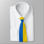 Ukraina Flagga Ties Slips<br><div class="desc">Modern och minimal nacke är knuten till Ukrainas Flagga med gult och blått rand. De här förbindelserna mellan Ukraina är ett helt anpassade: skapa din egen unika gåva som du enkelt kan välja färg, lägga till text, foton, klipp och grafik i inslag. Öppna designredaktören för Zazzle och upptäck vackra patriotiska...</div>