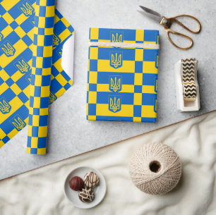 Ukrainas flagga med jackande av arm presentpapper