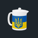 Ukrainas Flagga Tekanna<br><div class="desc">Lägg till en pulserande beröring av ukrainsk själ till din tetid med vår tekanna för exklusiv som omfattar Ukrainas flagga! Den här tekannan är mer än bara funktionell, den är firande av det ukrainska arvet och det ukrainska pridet. Den djärva utformningen visar stolt det ukrainska flagga ikonblått och gult rand,...</div>