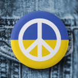 Ukrainas fredssymbol för flagga Ukraina mot krig Knapp<br><div class="desc">Knappen Ukraina mot krig med en vit fredssymbol på en blå och gult ukransk flagga.</div>