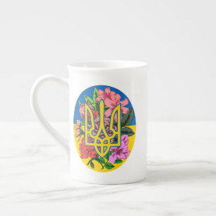 Ukrainas trident och flagga med blommor benporslin mugg