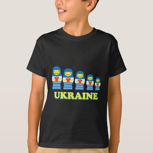 Ukraine Matryoshka Nesting Dolls Hold Hearts  T Shirt (Framsida)