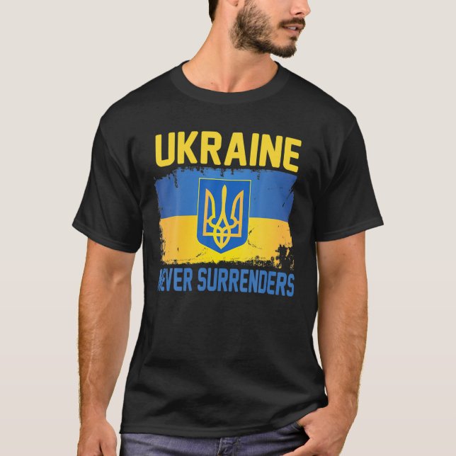 UKRAINE Never Surrenders Tee Support Ukraine Ukrai (Framsida)