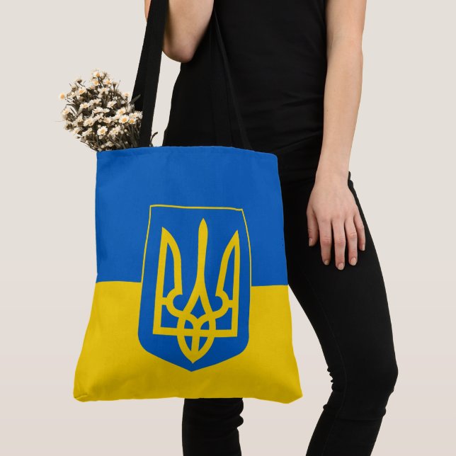 Ukrainian flag with coat of arms tygkasse (Närbild)