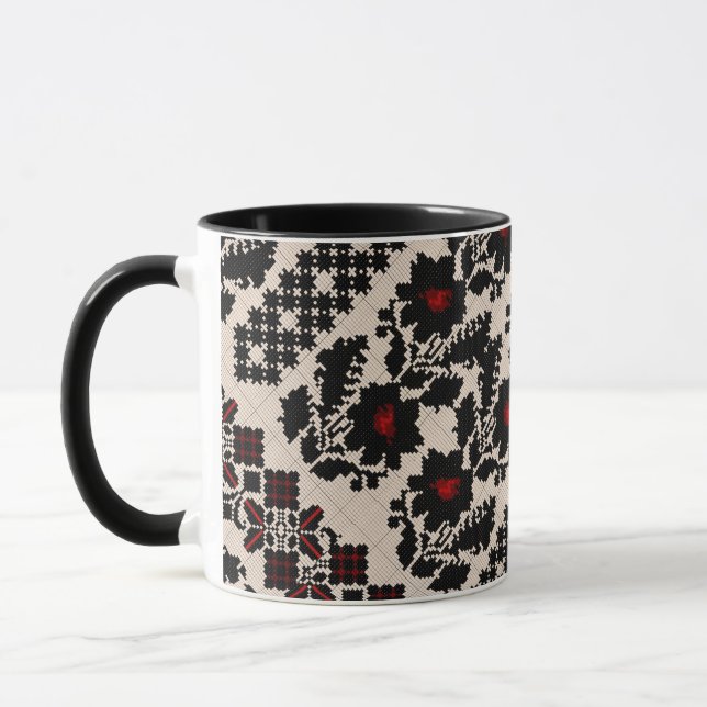 Ukrainsk traditionell vushuvanka-folkkonst mugg (Vänster)