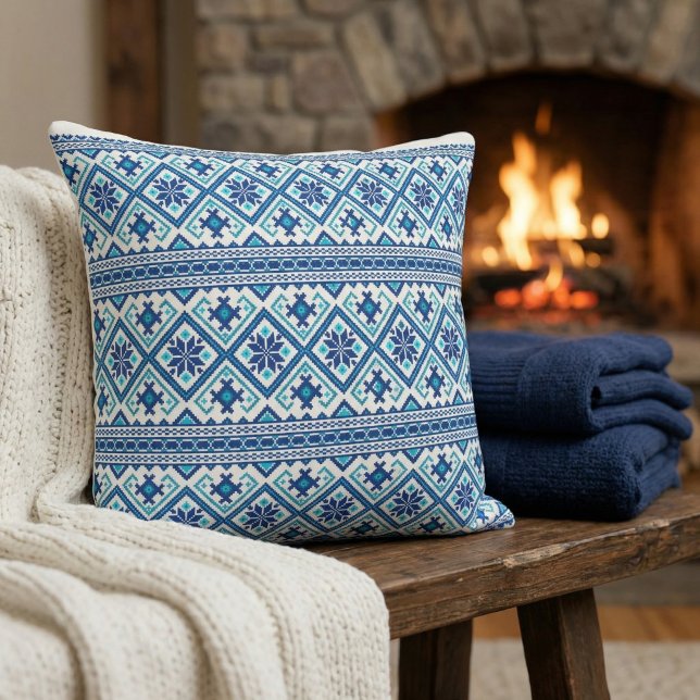 Ukrainsk traditionell vushuvanka folkpattern  kudde (Skapare uppladdad)