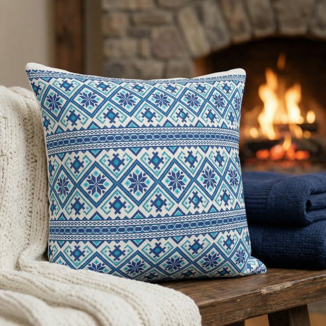 Ukrainsk traditionell vushuvanka folkpattern  kudde (Skapare uppladdad)