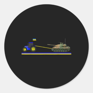 Ukrainsk traktor drar stridsvagn med ukrainska fla runt klistermärke