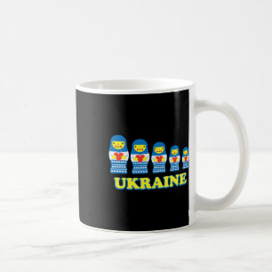 Ukrainska Matryoshka-trädockor håller hjärtan Kaffemugg