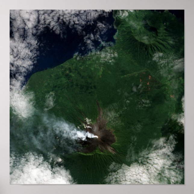 Ulawun Volcano från toppmötet i New Britain Poster (Framsidan)