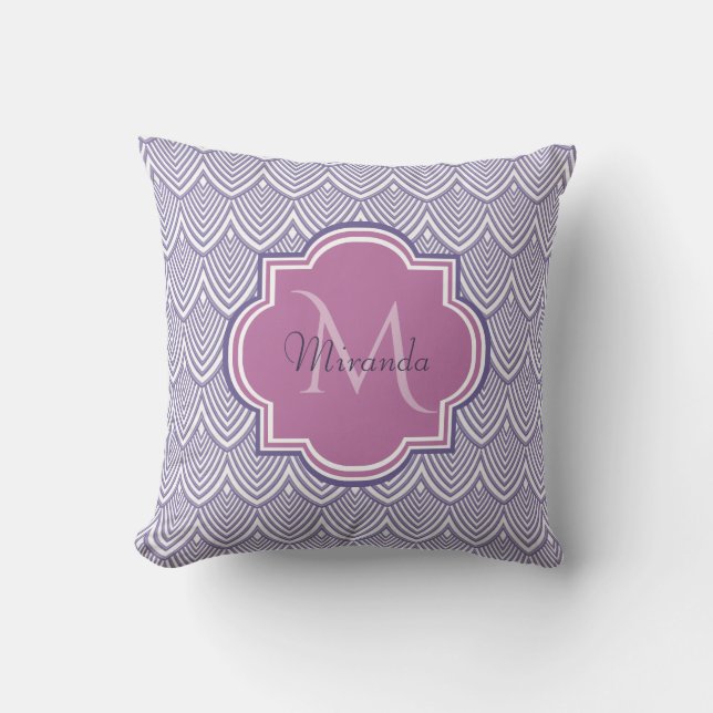 Ultra Violet Arched Scallops Orchid Monogram Namn Kudde (Framsida)