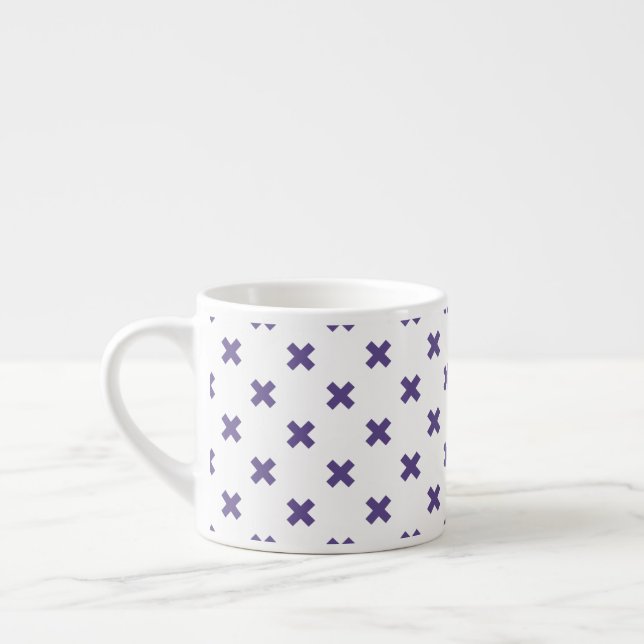 Ultra violet kor sys på vit sida espressomugg (Vänster)