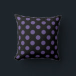 Ultra violet polka dots på svart kudde<br><div class="desc">Pantones färg år 2018 är ultraviolett.</div>
