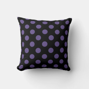 Ultra violet polka dots på svart kudde